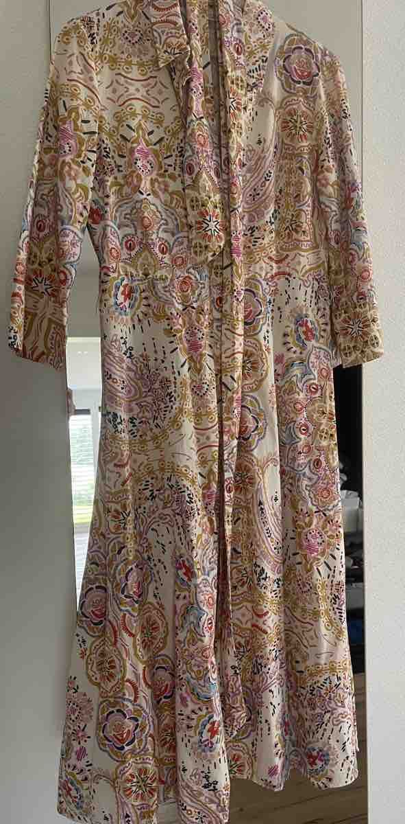 Kleider: Long dress patterned beige multicolor like new – Gebraucht aus Savognin von Texas95