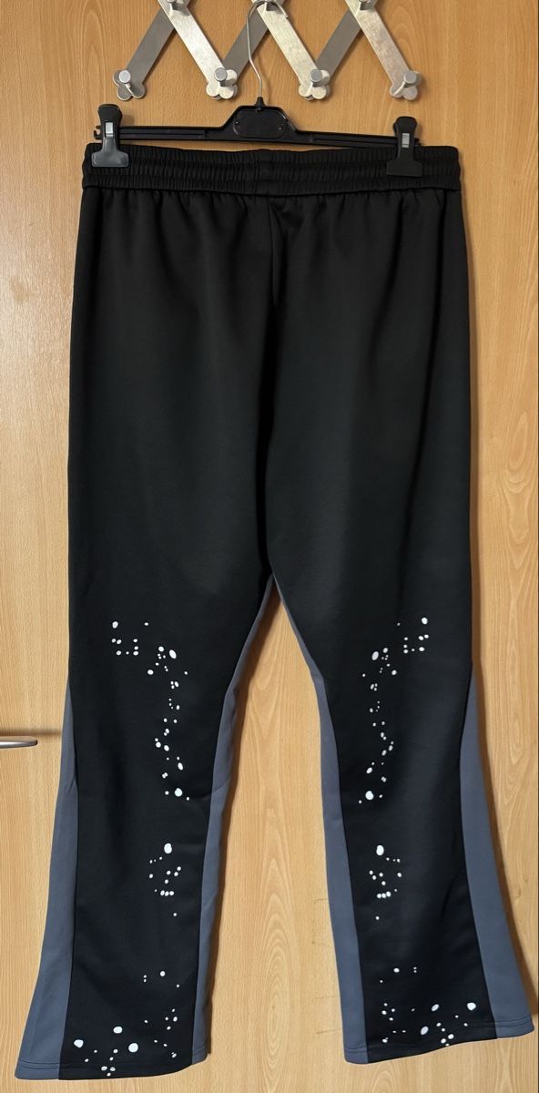 Hosen: Schwarze Trainingshose mit coolem Print – Neu (gemäss Beschreibung) aus Ins von maximal_30CHF 1