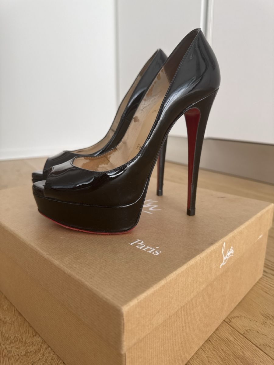 Christian Louboutin Scarpe da donna: Louboutin Lackleder peeptoe pumps – Usato da Zürich venduto da IrinaIris