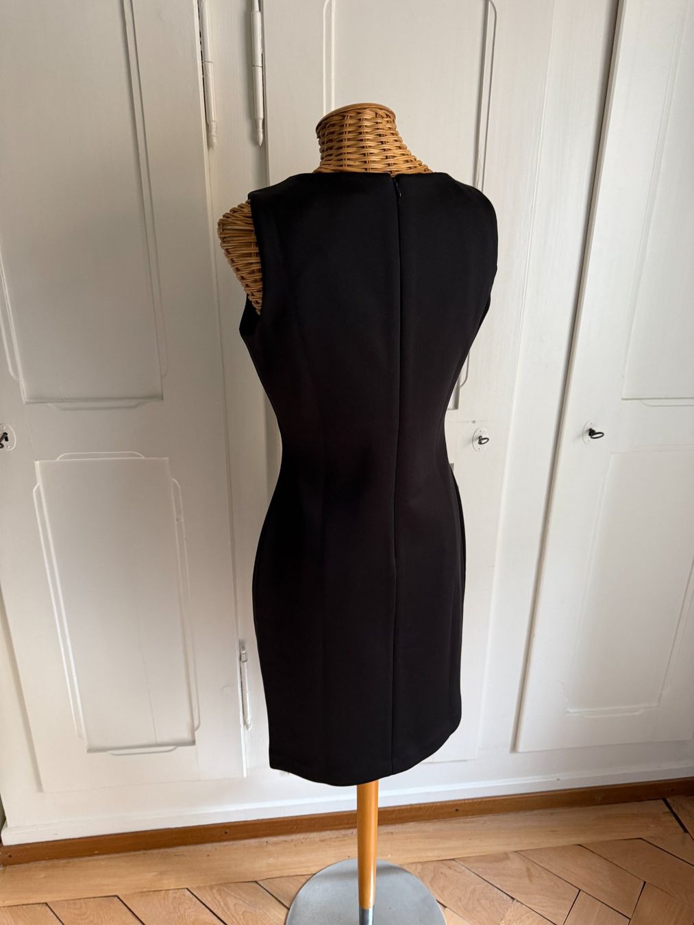 Calvin Klein Vestiti: CALVIN KLEIN - Etuikleid schwarz mit Strass S – Usato da Zürich venduto da Diazaio 2