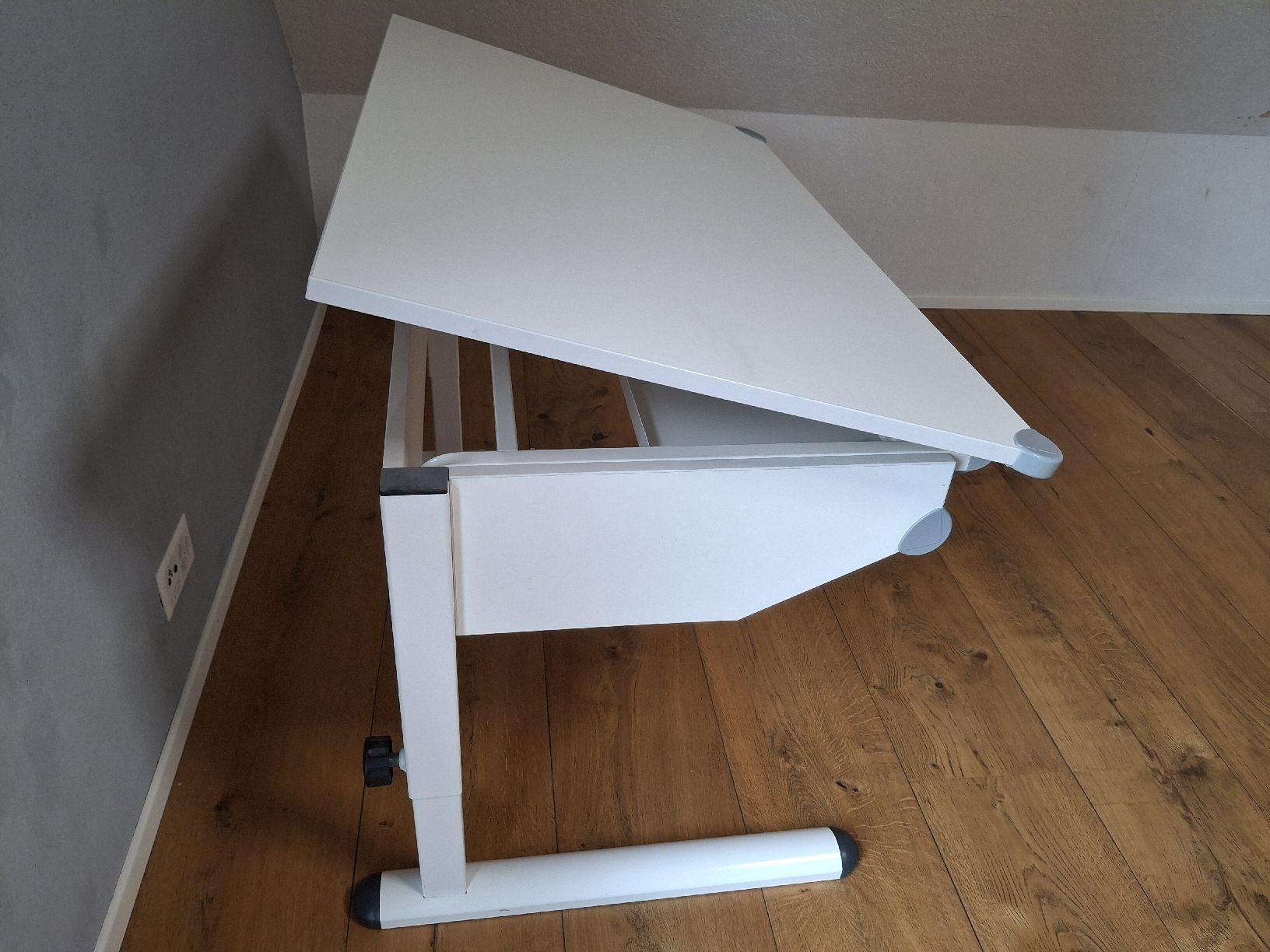 Schreibtische: Verstellbarer Kinderschreibtisch, Top Zustand, Weiss – Gebraucht aus Cham von Girasol3 5