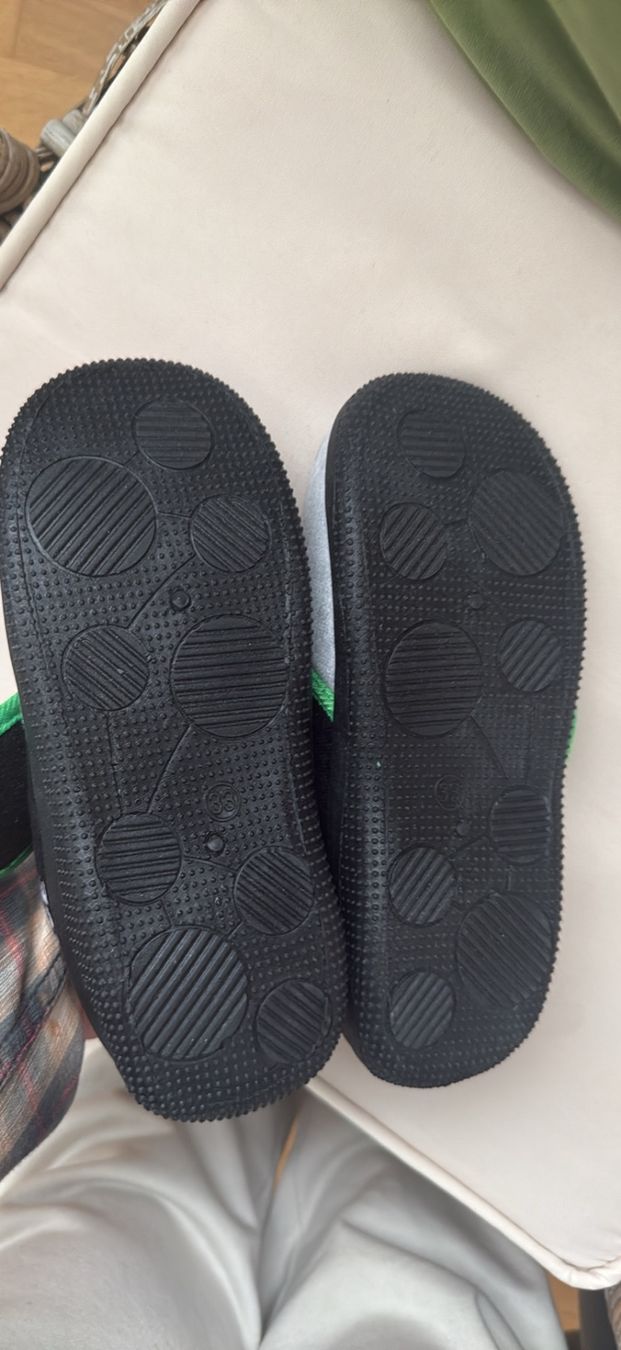 Dosenbach Chaussures garçon: Minecraft Hausschuhe Kinder Grösse 33 Neu – Neuf avec emballage d'origine à Schöftland par M.B.Dudart 2