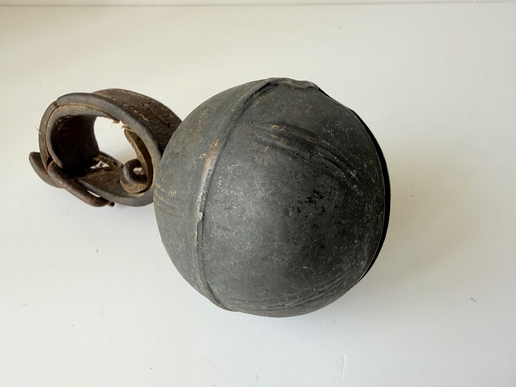 Cloches & sonnailles: Alte Schelle – D'occasion à Zwingen par moje1
