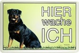 Blechschild-ROTTWEILER-HIER WACHE ICH - IM GRAS SITZEND