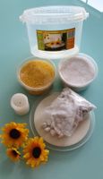 Dekoset mit Sonnenblumen, Steinen, Kies und Kerze