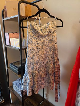 Blau-weisses Sommerkleid mit Blumenprint 🌸💙