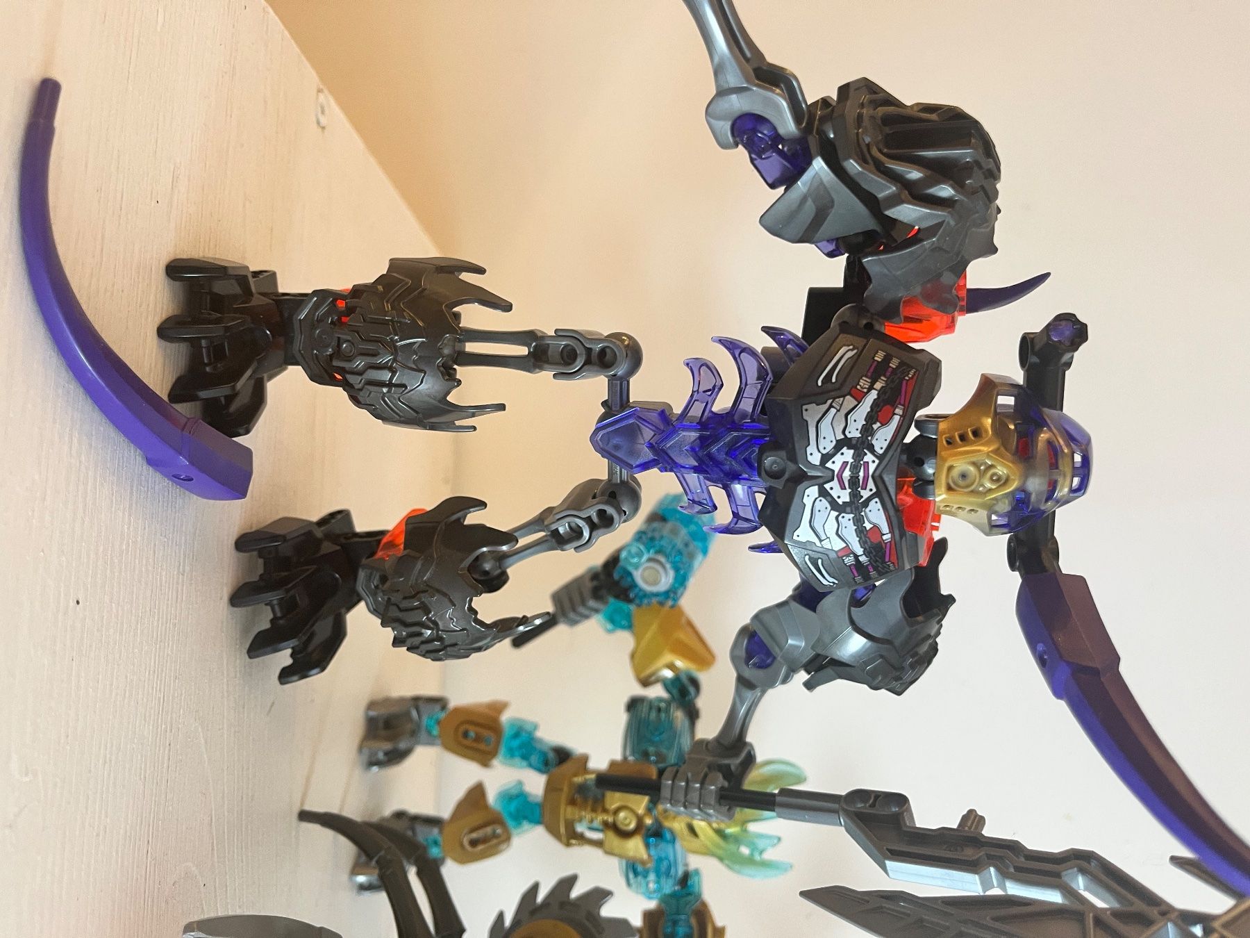 Statuette: 3 Bionicles – Usato da Winterthur venduto da Sleipner 1