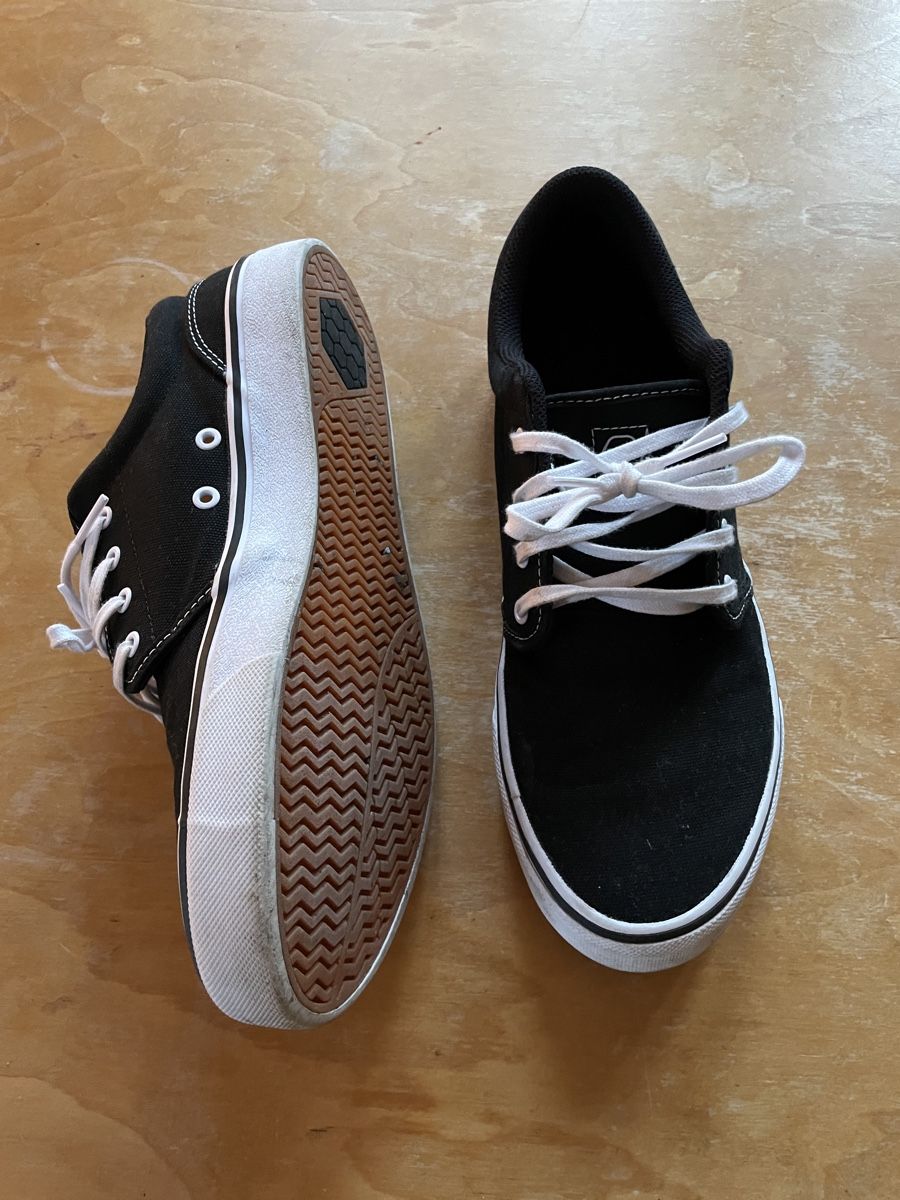 Scarpe da uomo: Neuwertige schwarze Skaterschuhe Gr. 43 – Usato da Unterseen venduto da marijn