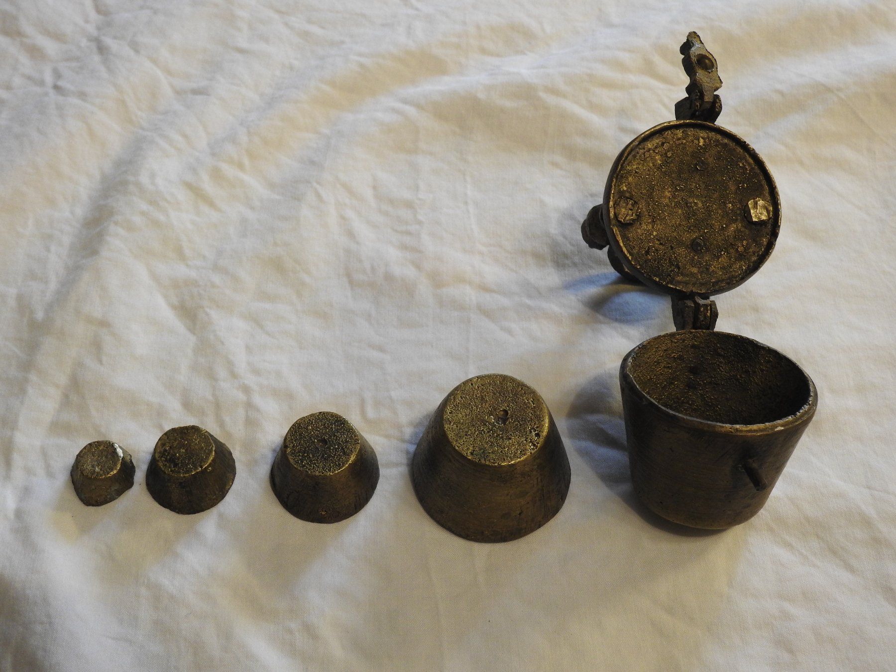 Bilance e pesi: Antike Apotheker Topf-,  Bechergewichte, Bronze – Usato da Uznach venduto da killroy99 7