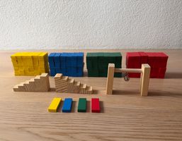 Domino Rallye aus bunten Holzbausteinen