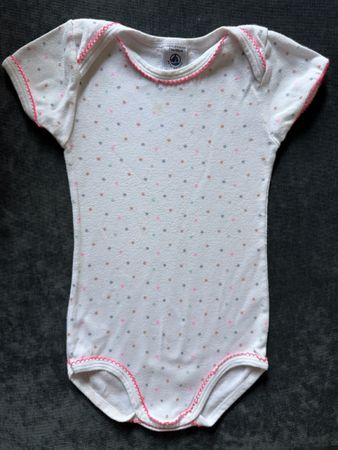 Petit Bateau Body mit Punkten & korallroter Ziernaht