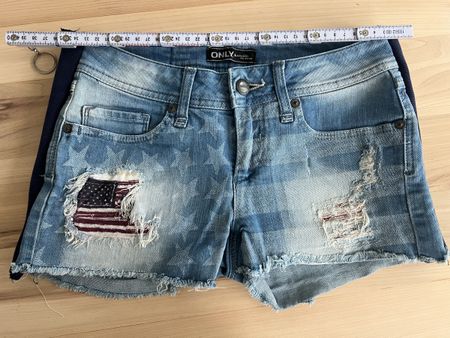 Jeansshorts ONLY Sternenmuster mit USA Patch Grösse 26
