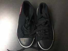 Neuwertige Turnschuhe Grösse 30