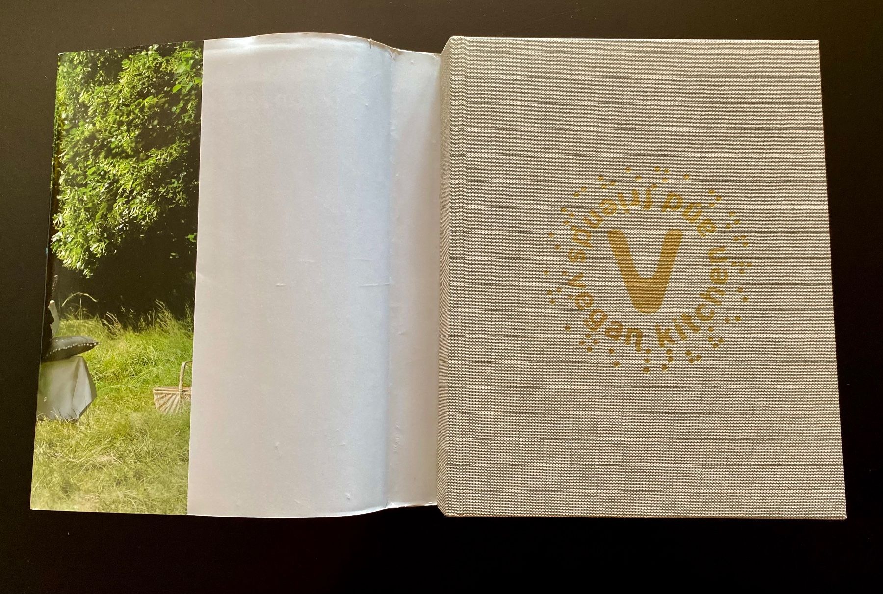 Libri: VEGAN KITCHEN AND FRIENDS / KOCHBUCH / DEUTSCH – Usato da Nussbaumen AG venduto da schuba2000 2