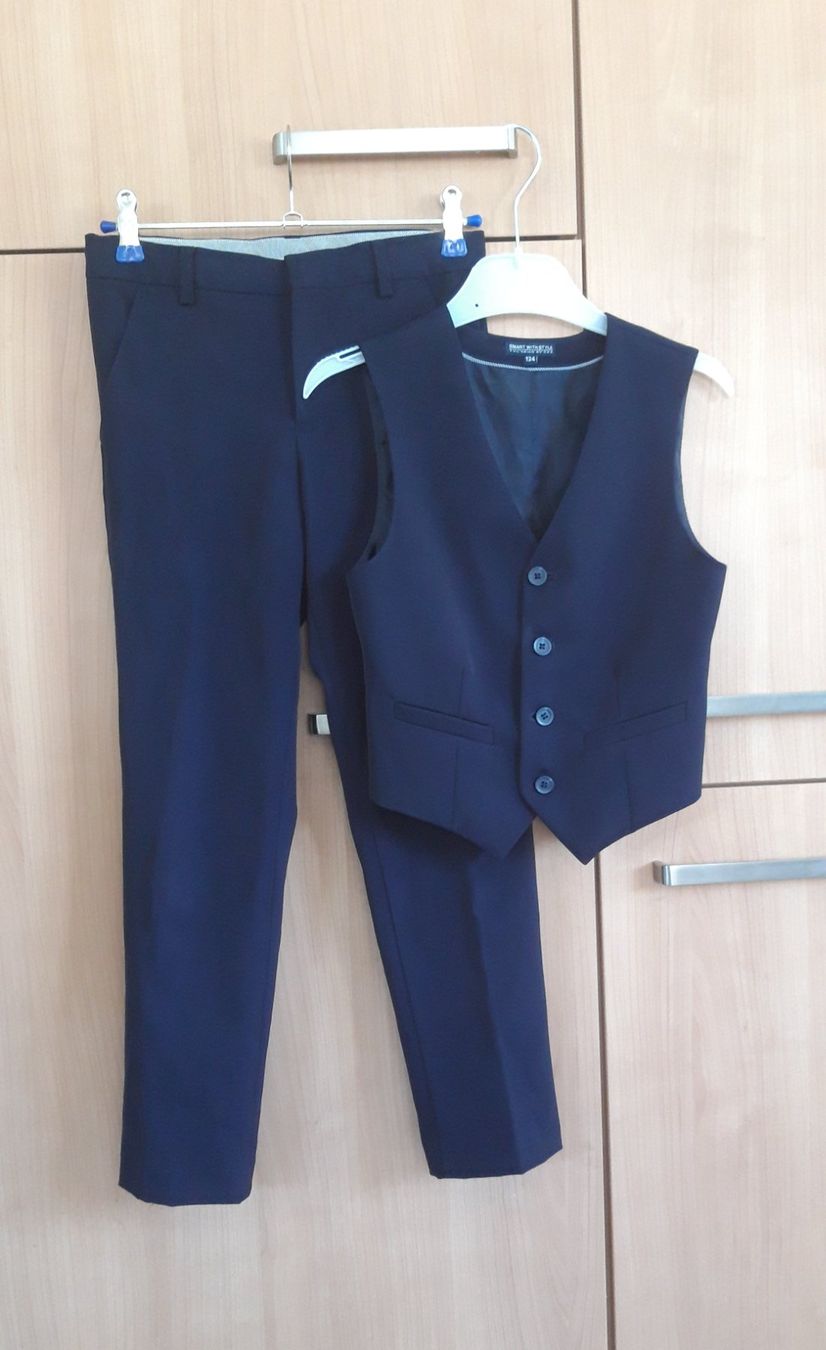 C&A Pantaloni: Hose dunkelblau & Weste Gr. 134 – Usato da Hergiswil LU venduto da sunshine714