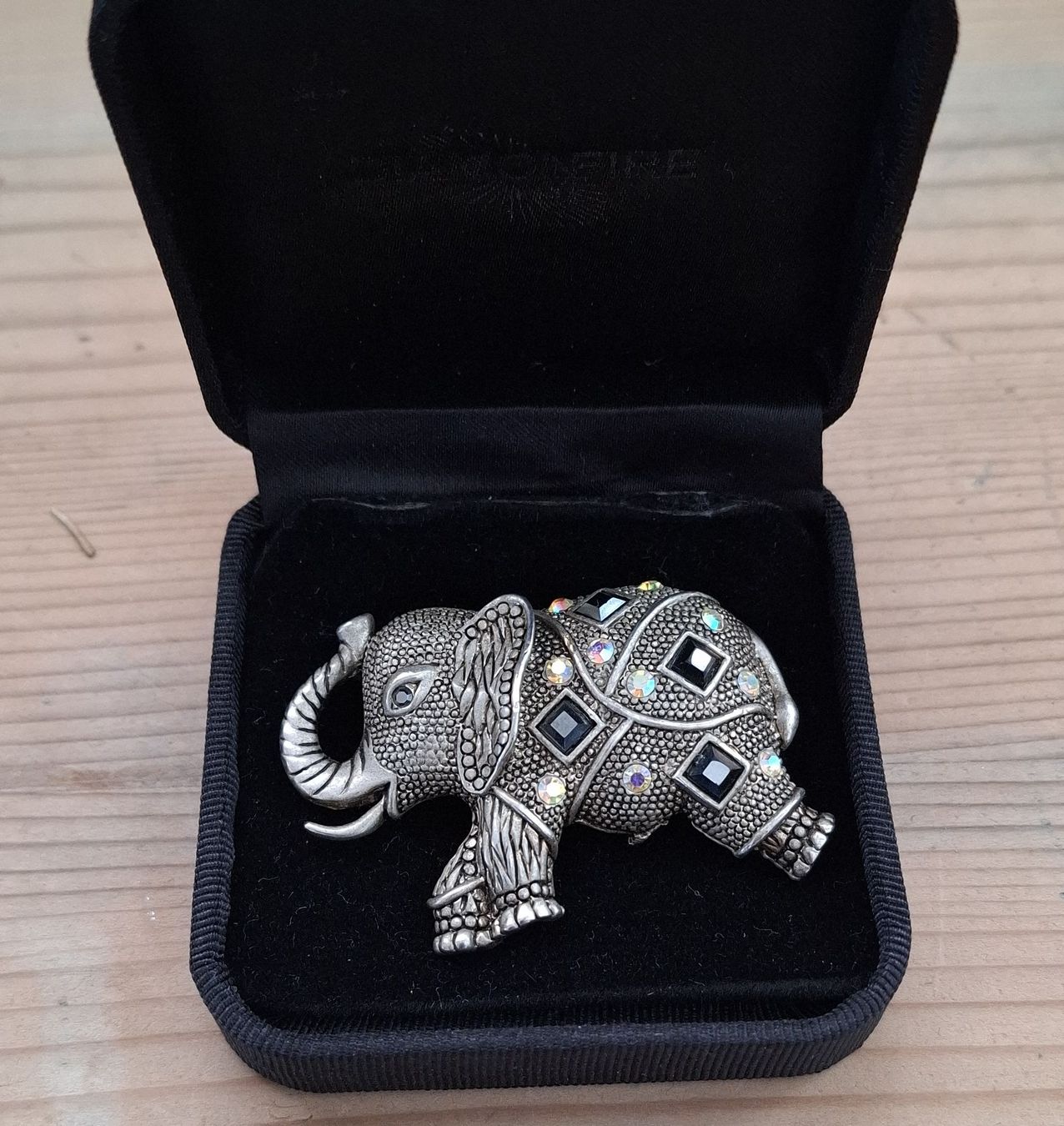 Spille & Fermagli: Brosche Elefant silbrig mit Steinen  – Usato da Buochs venduto da regenbogen7365