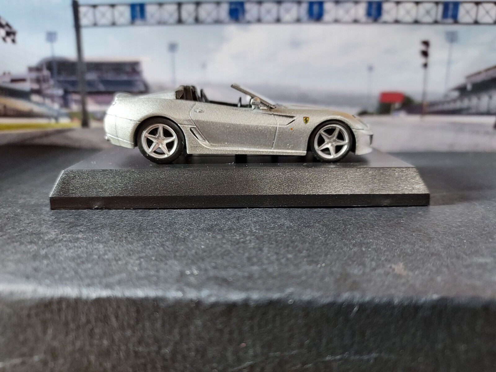 Ferrari Modellini d'auto: Ferrari SA Aperta 1/64 no Mini GT – Nuovo (secondo la descrizione) da Wohlen AG venduto da PrivatSammlung 2