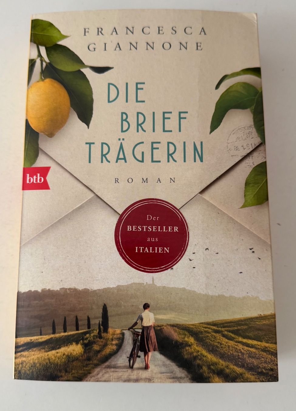 Libri: DIE BRIFTRÄGERIN   (Roman von Francesca Giannone) – Usato da Dietlikon venduto da Web-Trader 1