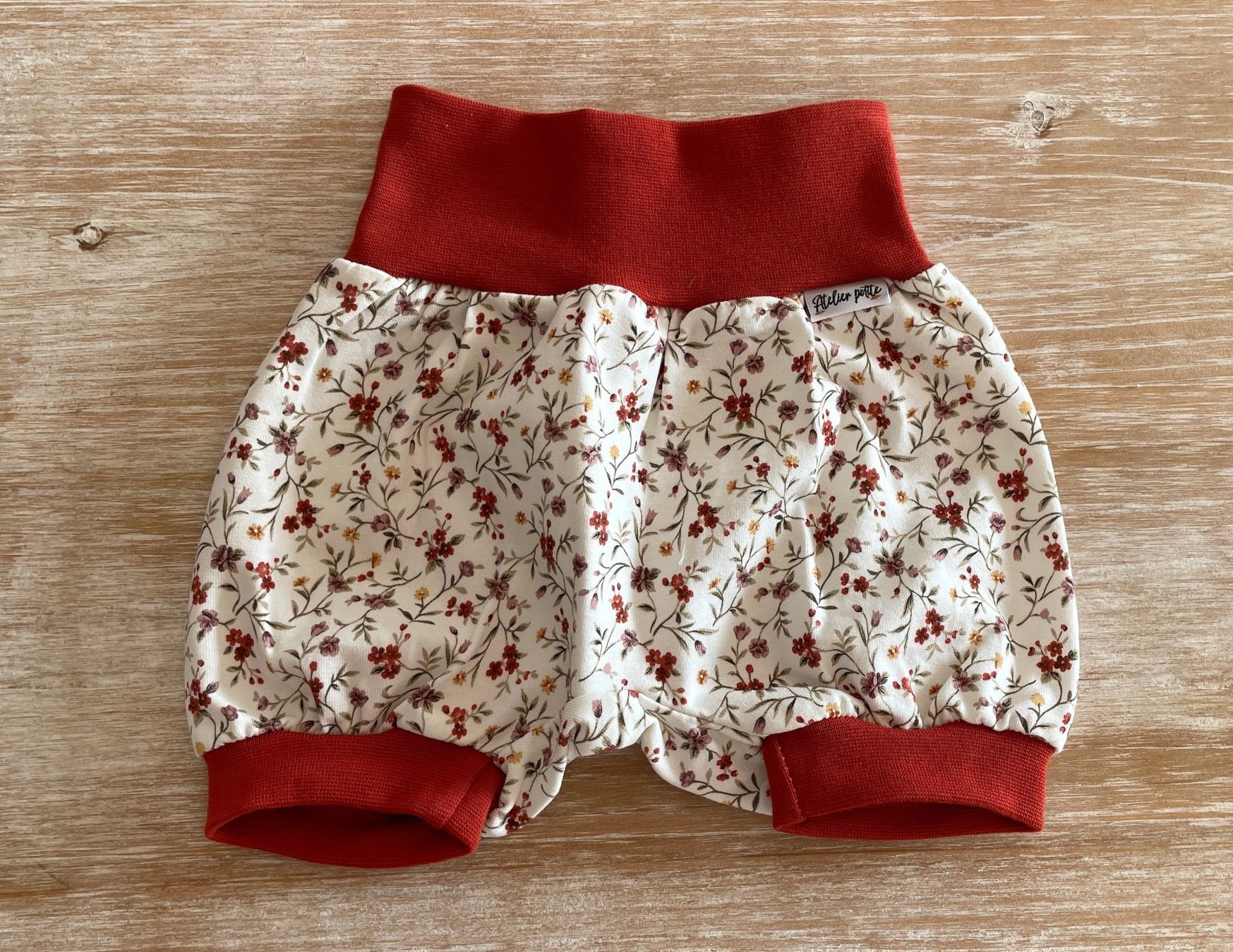 Pantaloni: Pumphose geblümt, Grösse 56/62 – Nuovo (secondo la descrizione) da Burgdorf venduto da Crown.