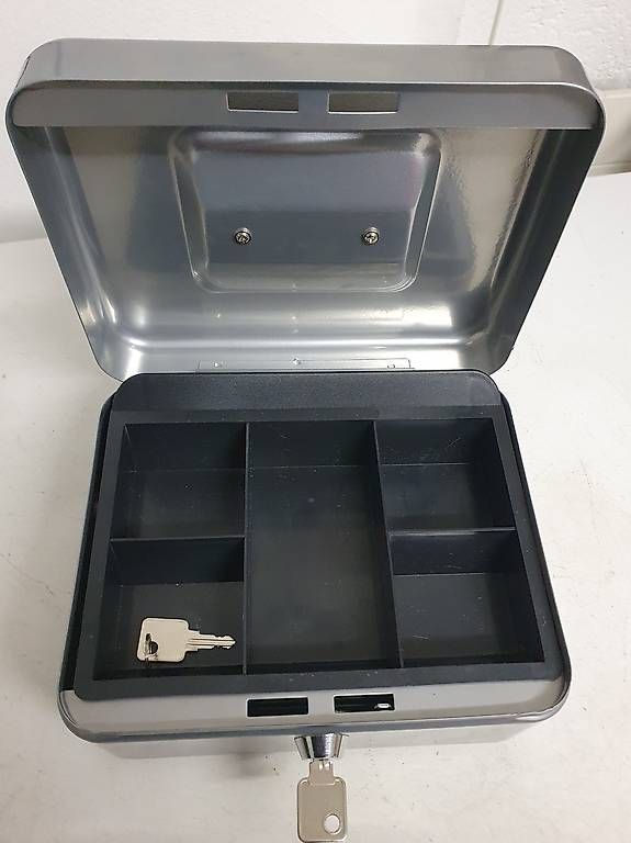 Registratore di cassa: Graue Geldkassette mit 2 Schlüsseln – Usato da Flums venduto da Cooker 1