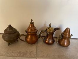 diverse Kupferkrüge und Behälter