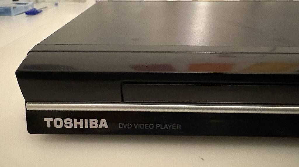 Tutti i DVDs: DVD Player plus DVD's gratis dazu – Usato da Belp venduto da gangeles 1