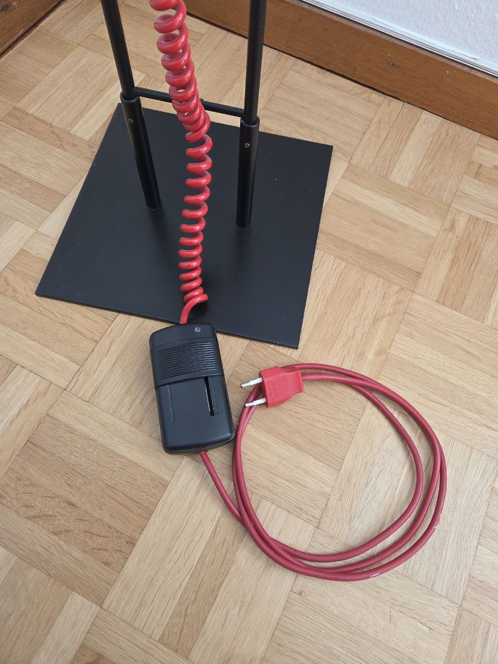 Lampen: Stehlampe schwarz mit rotem Kabel – Gebraucht aus Allschwil von Puellula 3