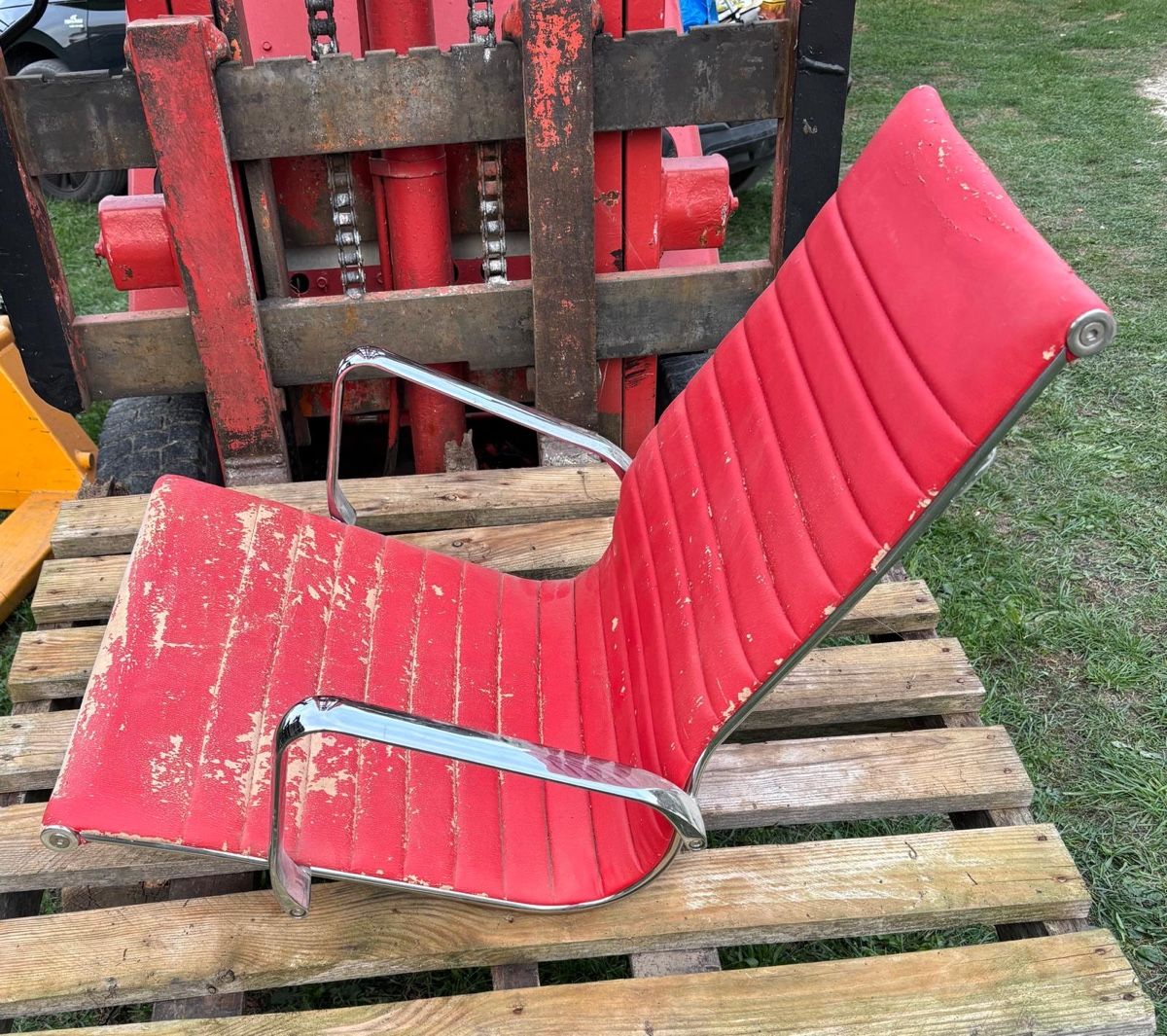 Sedie: Chaise bureau design rouge structure métal état usagé – Usato da nods venduto da Gao