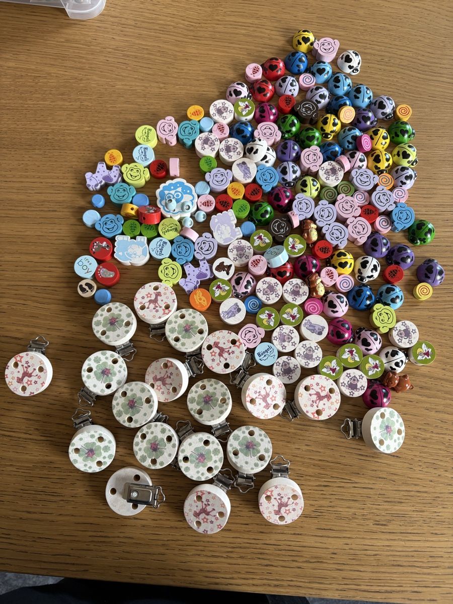 Succhiotti & catenelle porta ciuccio: Nuggiketteli Schnuller Kette Material – Usato da Claro venduto da DeZeDo