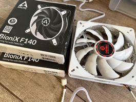 4× 140-mm-PC-Lüfter – 2× Arctic BioniX, 2× Enermax PWM/LED