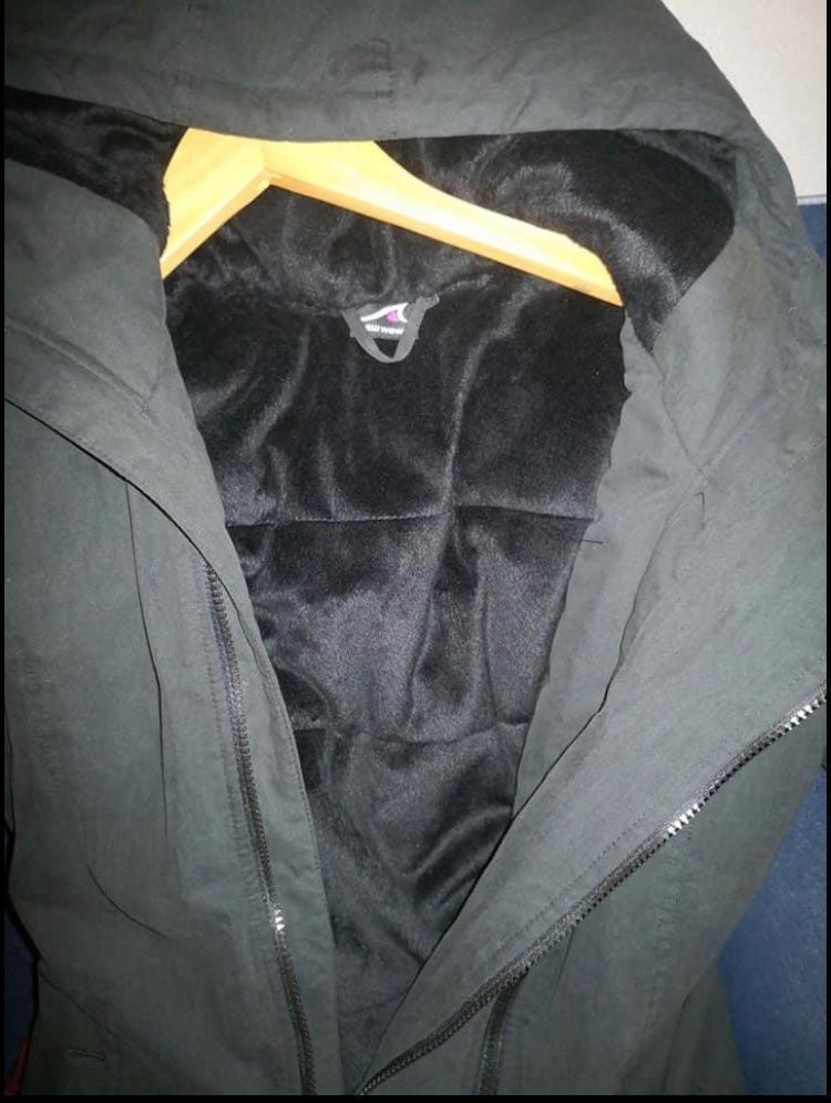 Giacche: Winterjacke schwarz schön warm Gr. L – Usato da Winterthur venduto da Arunasu 3