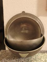 Kupfertopf mit Griff, dekorative Schale (Weihwasser?)