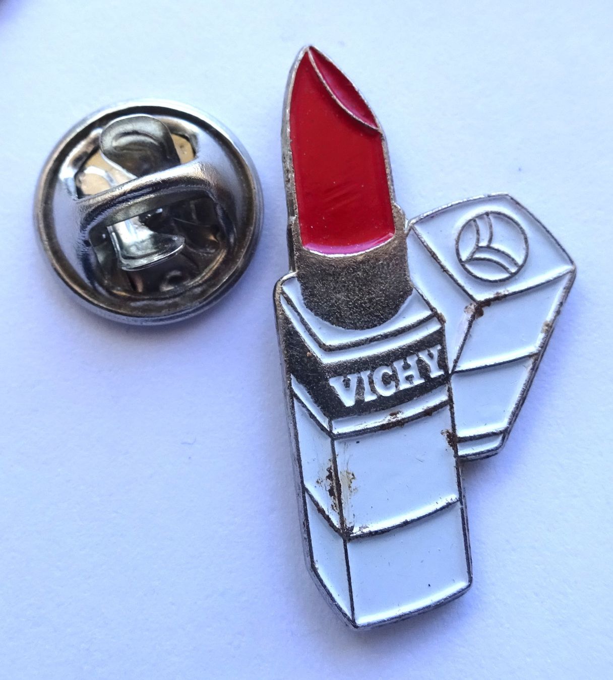 Placchette & Badge: Pin  VICKY  Lippenstift – Usato da Utzenstorf venduto da BUtter81