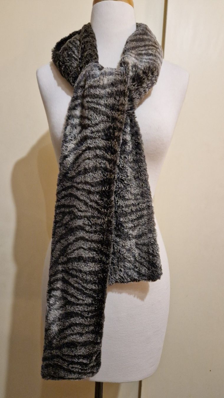 Foulard & Sciarpe: Grauer ultraweicher 'getigerter' Kunstfell-Schal – Usato da Oberengstringen venduto da Sheera7