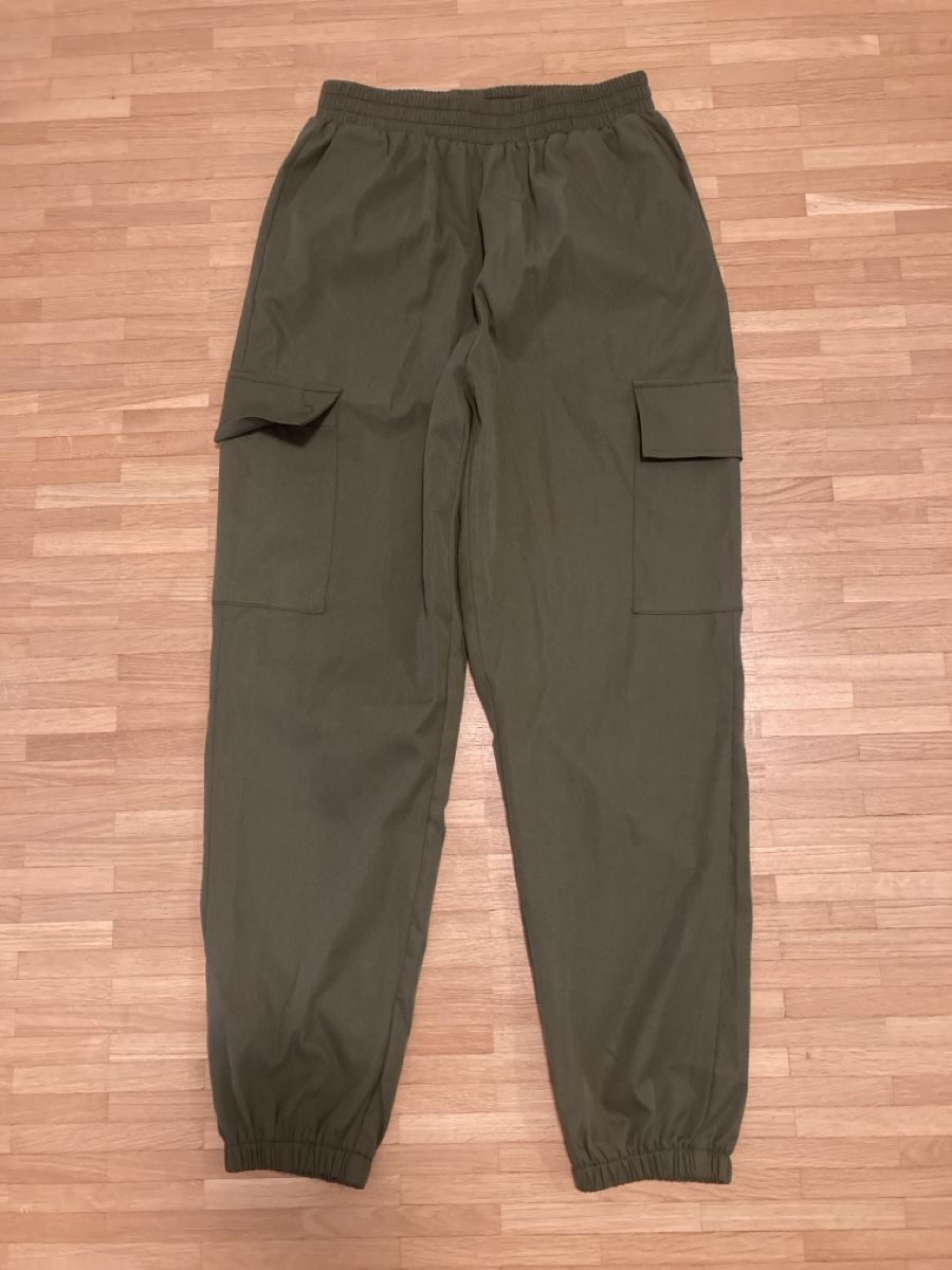 Shein Pantaloni: Cargo Hose militärgrün – Usato da Urtenen-Schönbühl venduto da alessibas