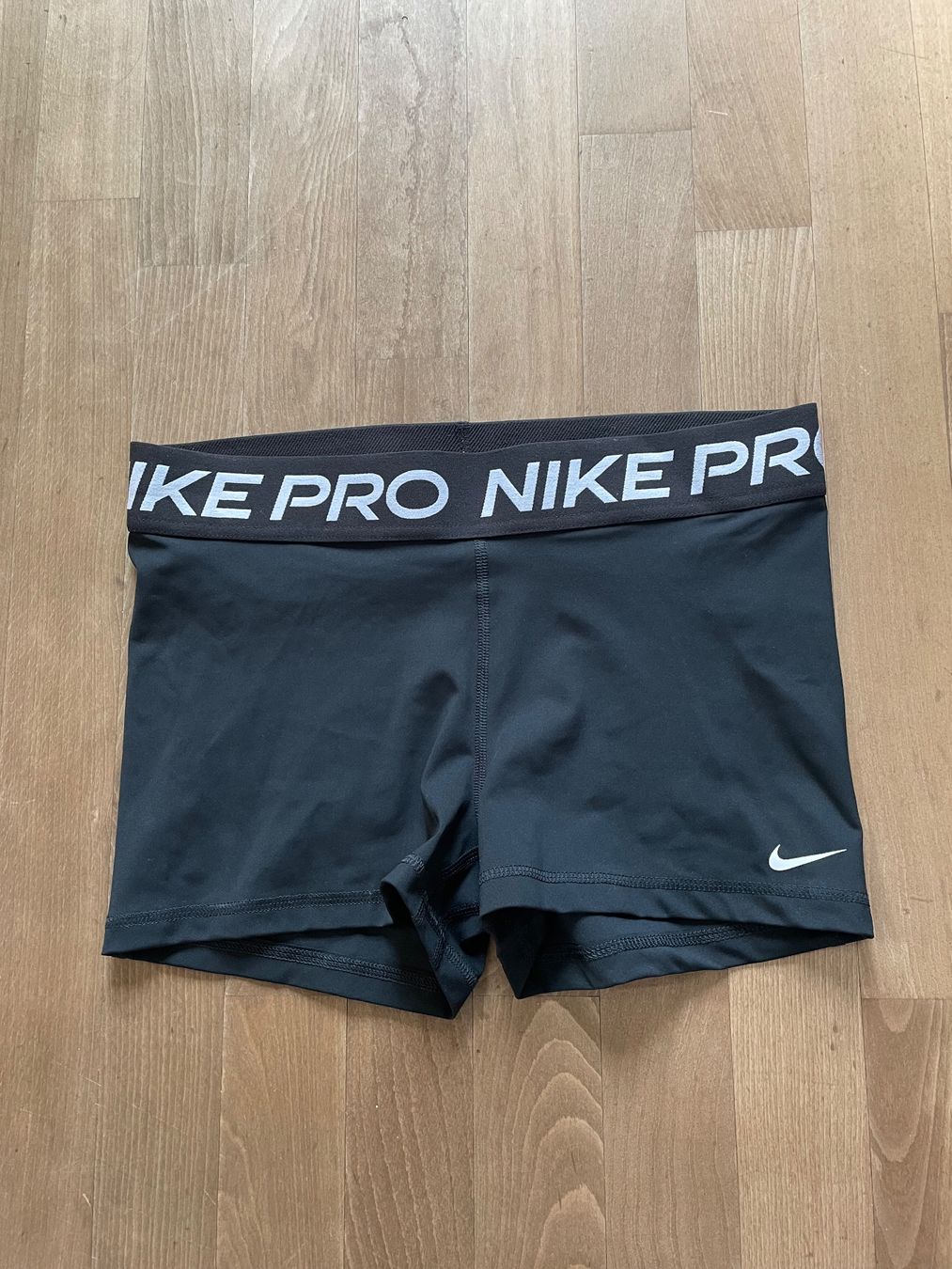 Nike Pantalons: coole Nike Pro Hose - einmal getragen - Gr. L – D'occasion à Winterthur par Schwestere
