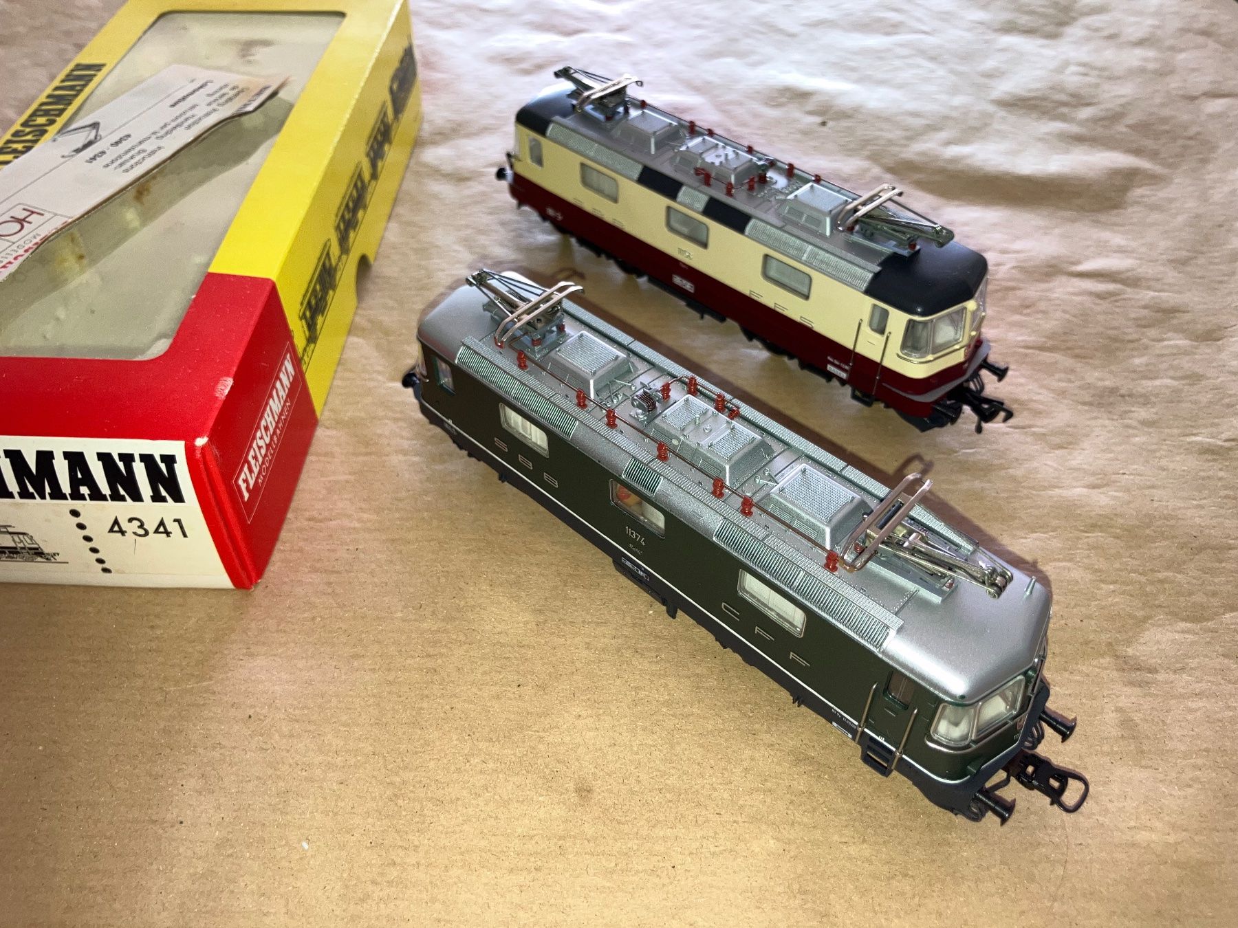 Fleischmann Modellini di ferrovie: 2 Stk. Fleischmann Re 4/4'', TEE und grün, 2-L Glechstrom – Difettoso da Bütschwil venduto da Semaphor 5