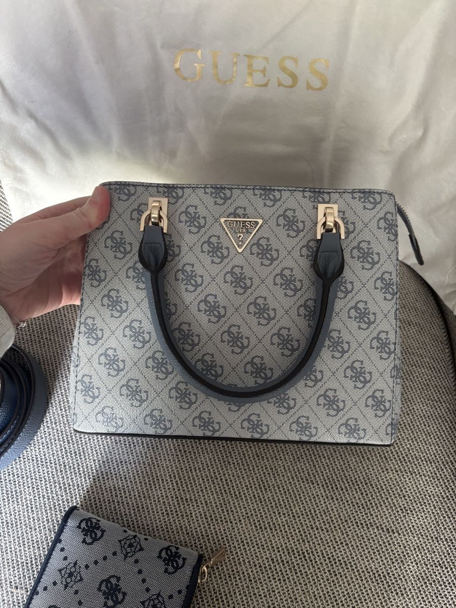 Guess Borse da donna: Guess Blue Patterned cross body handbag and purse – Usato da Zürich venduto da fra_f66n 1