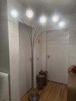 Moderne dimmbare Stehlampe mit 5 Lampen