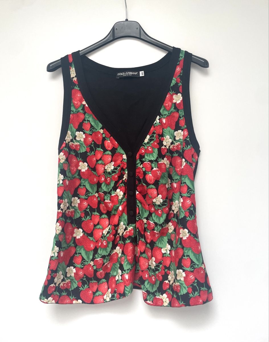Dolce & Gabbana Top: Dolce & Gabbana Strawberry Top – Usato da Stäfa venduto da Nicole093