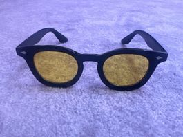 Sonnenbrille mit stylischem, schwarzen Rahmen