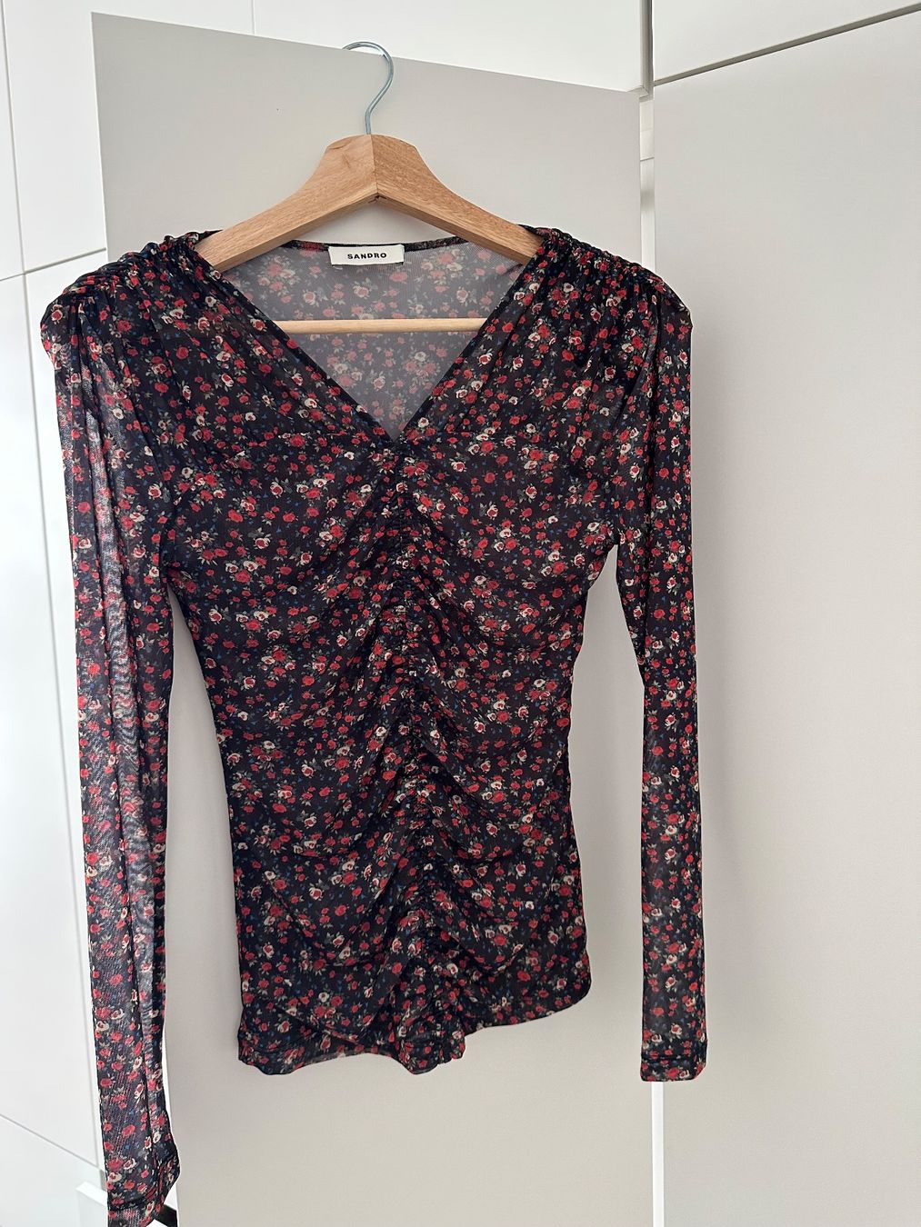Sandro T-shirt: Langarmshirt Sandro – Nuovo (secondo la descrizione) da Zollikofen venduto da cherry.p
