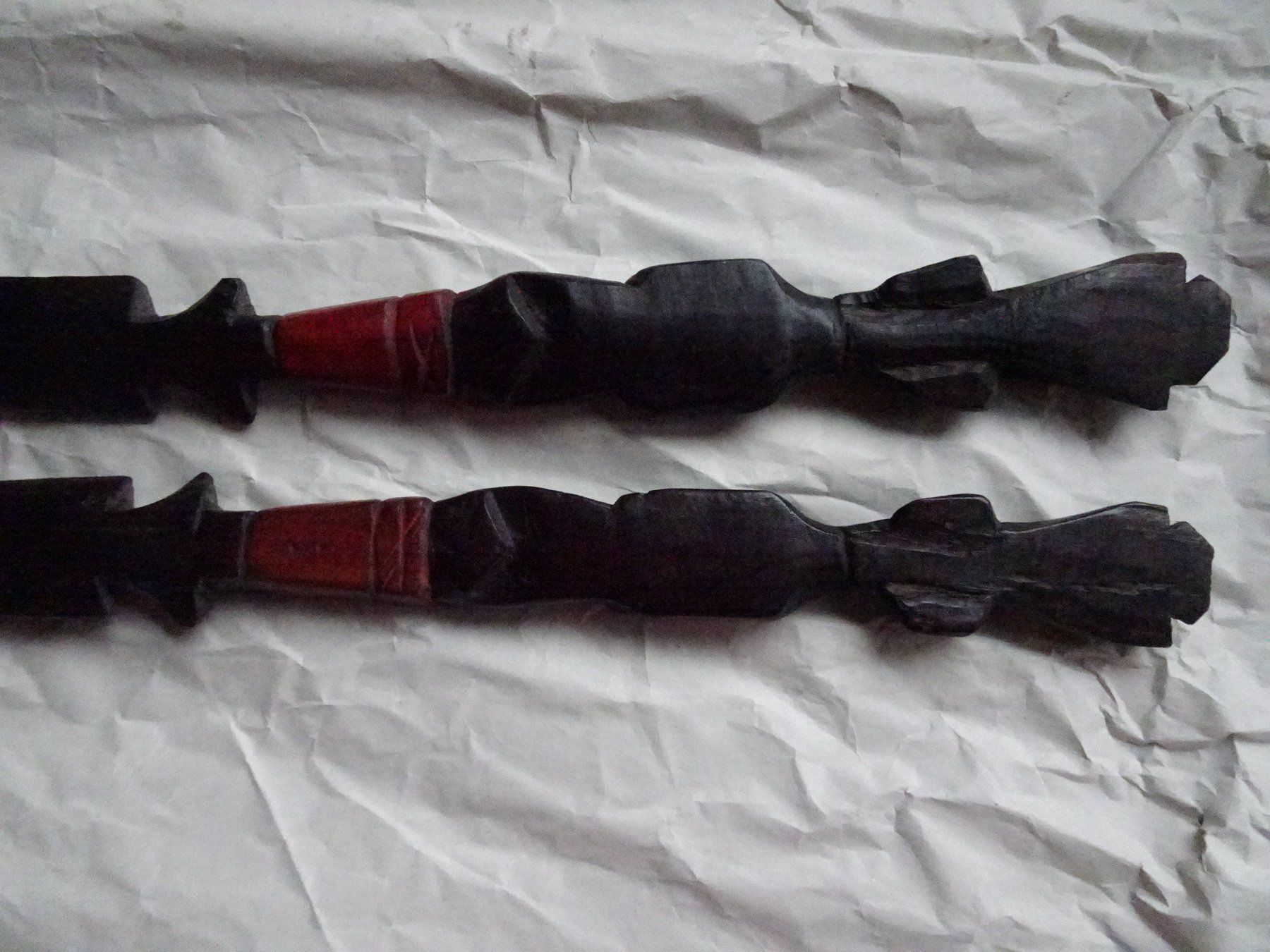 Sculture & Statue: 2 afrikanische Dolche aus Holz – Nuovo (secondo la descrizione) da Aadorf venduto da Chnorli-Furz 3