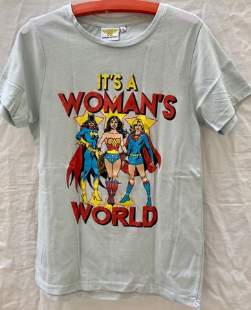 Super t-shirt IT'S A WOMAN'S WORLD officiel 50%coton t.XS