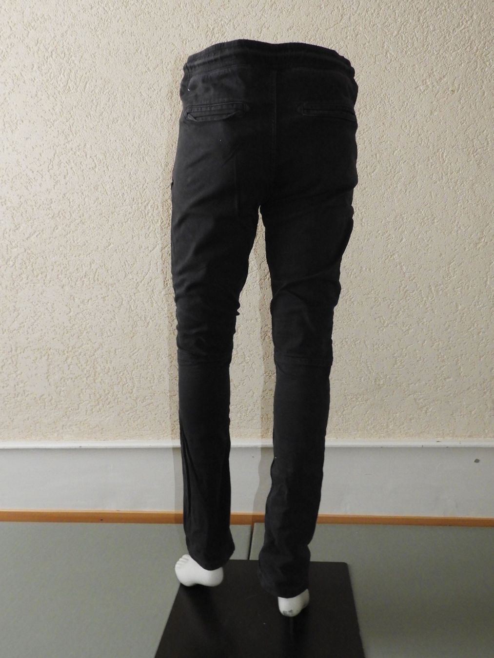 C&A Pantaloni: Pantalon JOG COTTON noir, taille 176 – Usato da Dombresson venduto da sev_bsb8 3