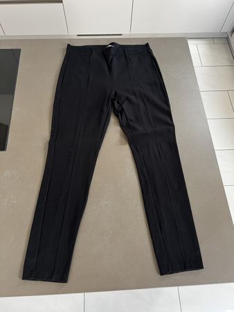 Schwarze Comma Hose, Grösse 42 -ein idealer Alltagsbegleiter