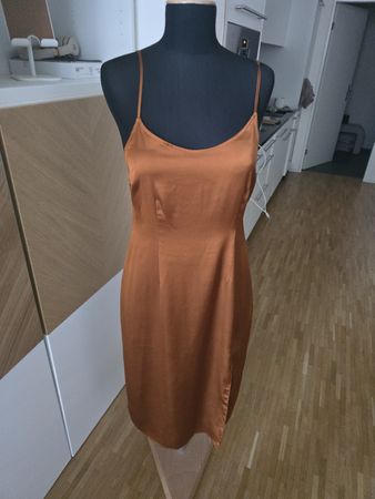 Elegantes Satin-Sommerkleid, Grösse 40 Rostbraun