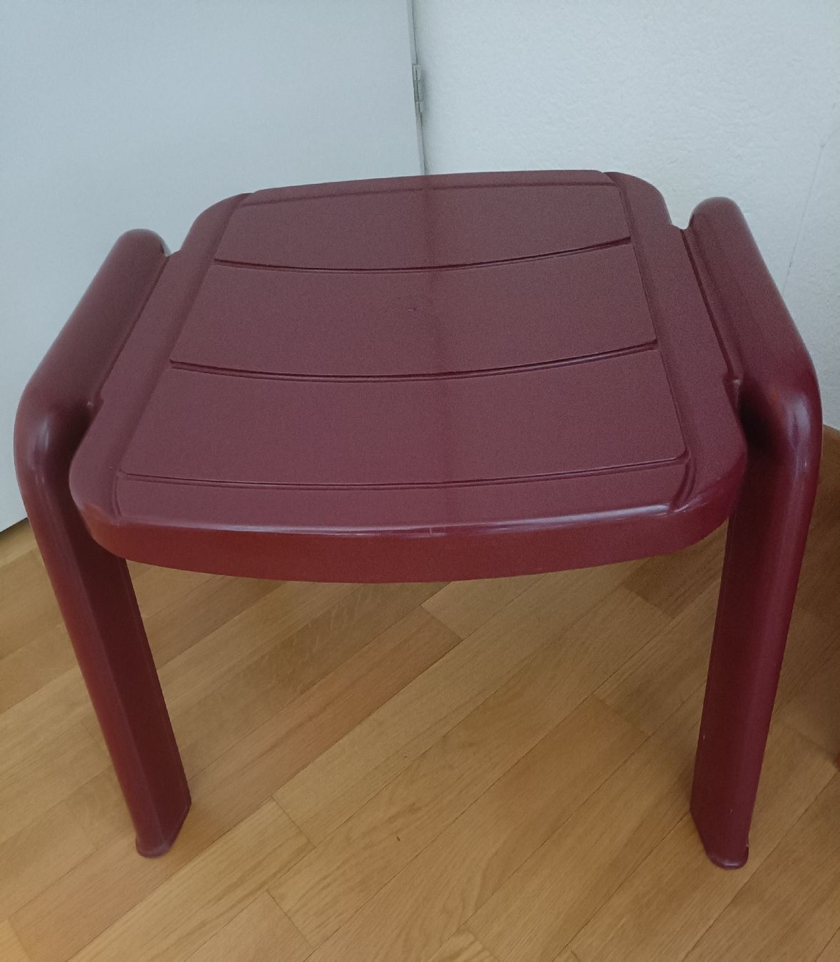 Ein Tritt, Schemel rot bis max. 150 kg belastbar (Gebraucht) in Strengelbach für CHF 1 – mit Lieferung auf Ricardo kaufen