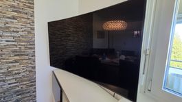 Curved TV Samsung with wall mount in good condition