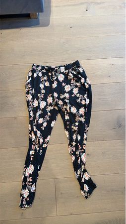 Damen Hose schwarz Blumenmuster Gr. 42